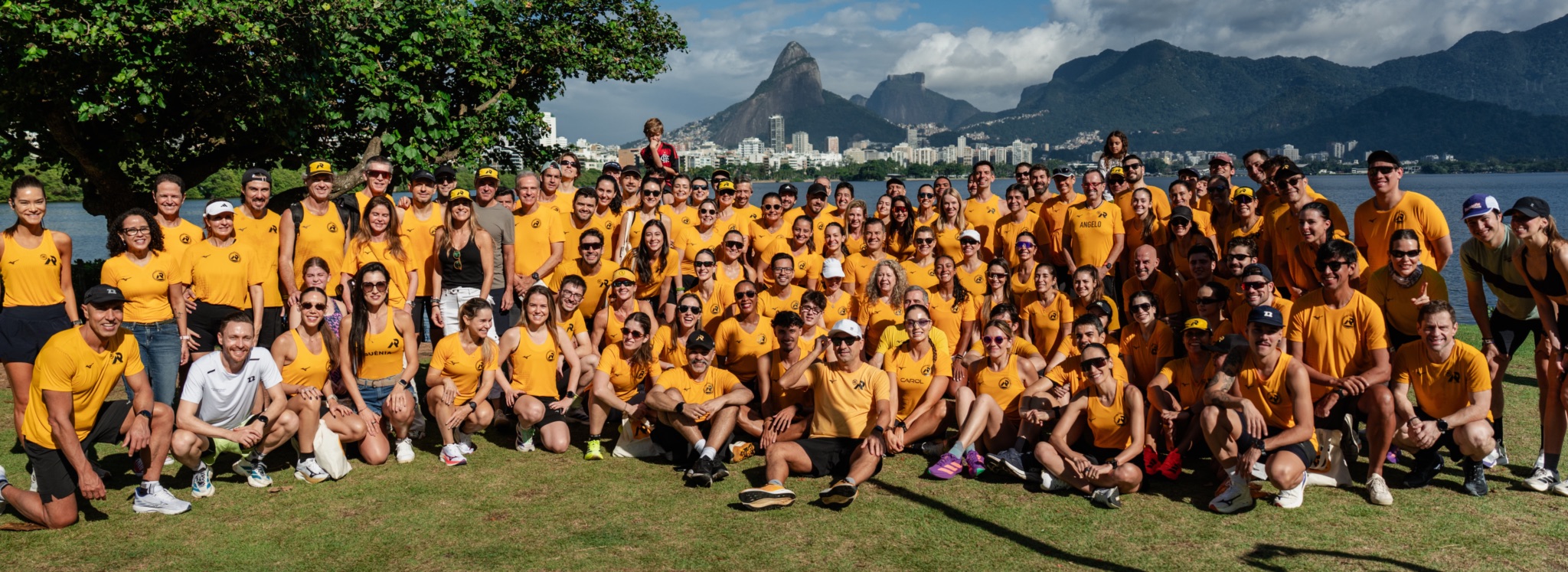 Time MPR reunido de camiseta laranja